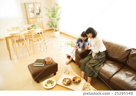 Girls' Unit Room Share Tablet Smartphone Female Friends Share House Friend Room Mate Girls' Unit Room Share Tablet Smartphone Female Friends Share House Friend Room Mate 25295549