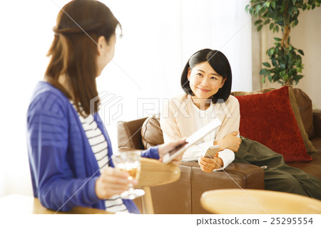 Girls' Unit Room Share Tablet Smartphone Female Friends Share House Friend Room Mate Girls' Unit Room Share Tablet Smartphone Female Friends Share House Friend Room Mate 25295554