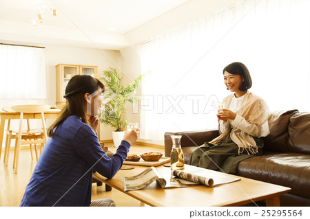 女孩單位房間分享女性朋友分享房子朋友房間伴侶 25295564