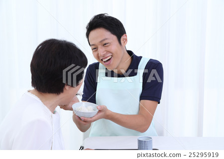 高級婦女和護理人員 高級婦女和護理人員 25295919
