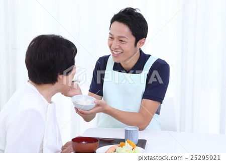 Senior women and nursing staff 25295921