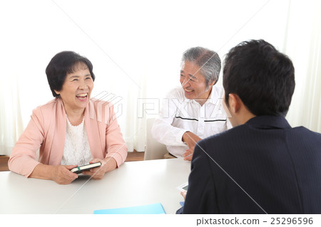 資深夫婦談話與商人 資深夫婦談話與商人 25296596