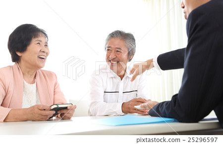 資深夫婦談話與商人 資深夫婦談話與商人 25296597