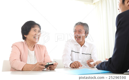 資深夫婦談話與商人 資深夫婦談話與商人 25296598