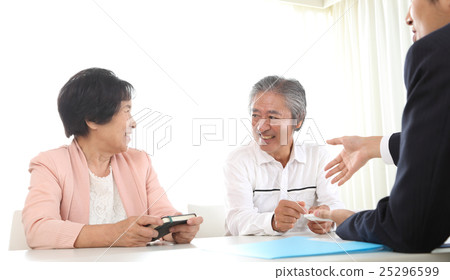 資深夫婦談話與商人 資深夫婦談話與商人 25296599