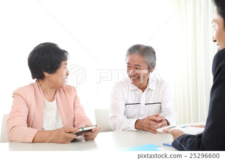 資深夫婦談話與商人 25296600