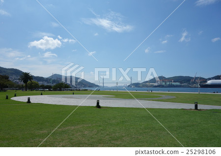 Park where the sea can be seen 25298106