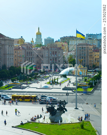 Maidan Nezalezhnosti Square. Kiev, Ukraine 25302982