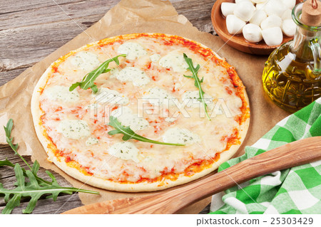 Quattro fromaggi pizza with lettuce 25303429