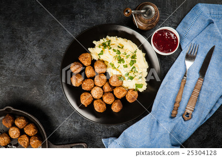 Meatballs and mashed potatoes 25304128