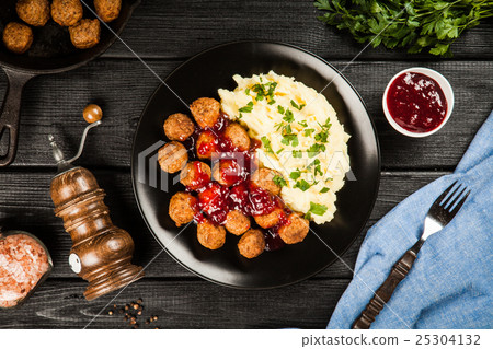 Meatballs and mashed potatoes 25304132