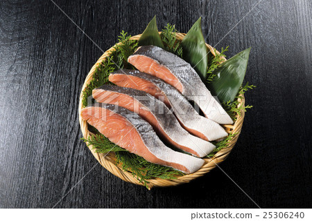 Autumn salmon 25306240