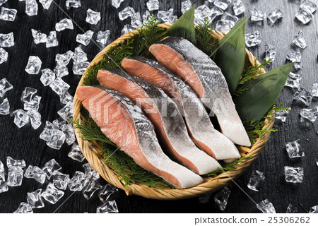 Autumn salmon 25306262