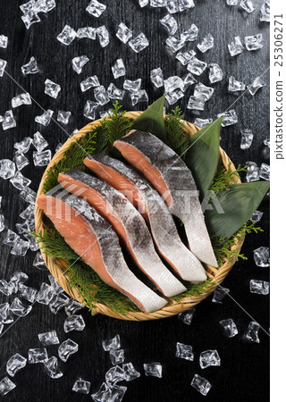 Autumn salmon 25306271