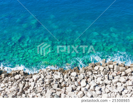 top of view limpid water on gravel beach 25308985