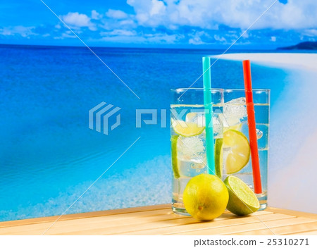 glasses of cocktail with lime slice on blur beach glasses of cocktail with lime slice on blur beach 25310271