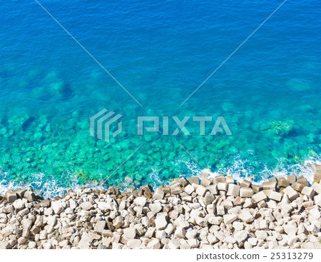 top of view limpid water on gravel beach 25313279