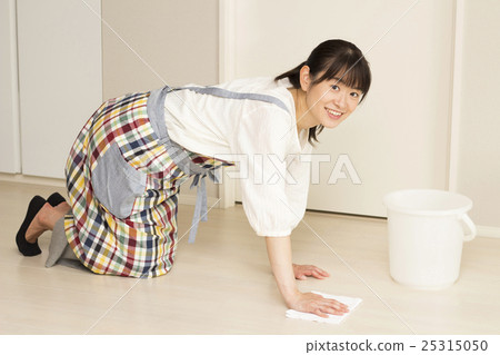 Housewife wearing flooring rags 25315050