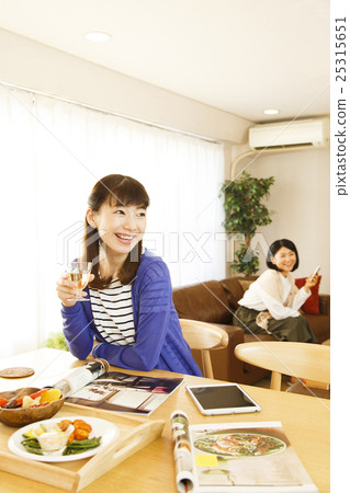 Girls' Union Room Room Share Female Friends Share House House Friend Friendly Roommate 25315651