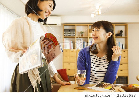 Girls' Union Room Room Share Female Friends Share House House Friend Friendly Roommate 25315658