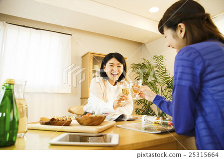 女孩的單位房間分享乾杯女性朋友分享房子的房子朋友好朋友房間伴侶 照片素材 圖片 圖庫