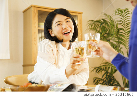 女孩的單位房間分享乾杯女性朋友分享房子的房子朋友好朋友房間伴侶 照片素材 圖片 圖庫