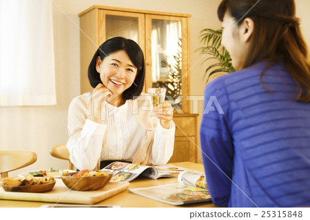 Girls' Union Room Room Share Female Friends Share House House Friend Friendly Roommate 25315848