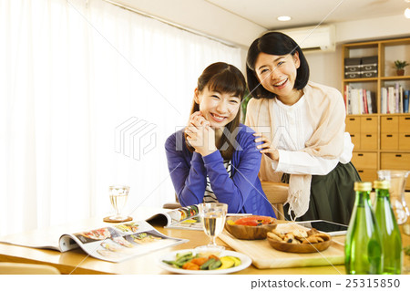 Girls' Union Room Room Share Female Friends Share House House Friend Friendly Roommate 25315850