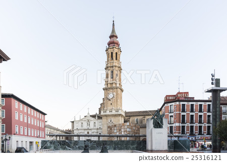 Landscape viewing the spire of La Theo from Pilar Square 25316121