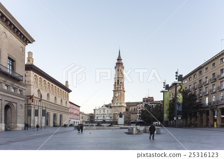 Pilar's plaza in sunset viewing La Seo in front Pilar's plaza in sunset viewing La Seo in front 25316123