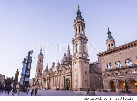 Pyral Frauenkirche church facing Pilar Square Pyral Frauenkirche church facing Pilar Square 25316128