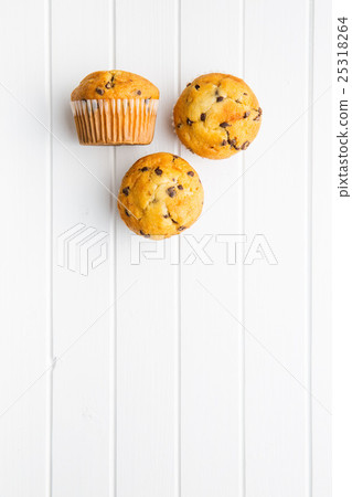 The tasty muffins with chocolate. 25318264