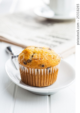 The tasty muffin with chocolate. 25318265