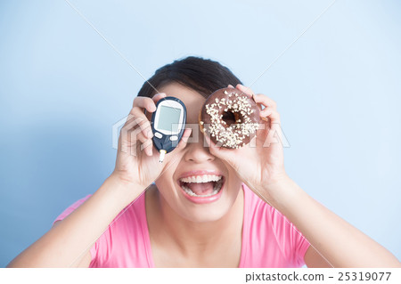 woman holding  blood glucose meter 25319077