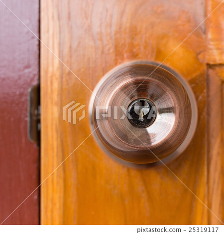 door knob and keyhole on wooden door door knob and keyhole on wooden door 25319117