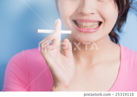 Woman holding cigarettes 25319118