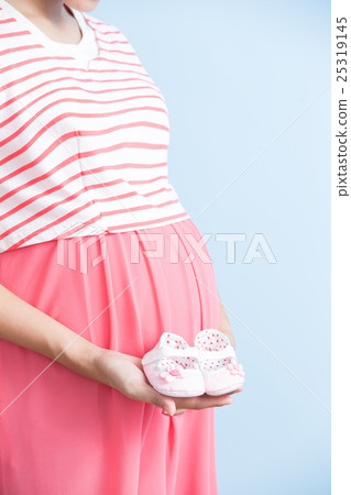 pregnant woman take shoes 25319145