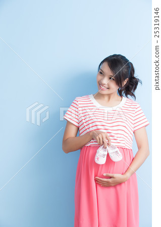 pregnant woman take shoes pregnant woman take shoes 25319146