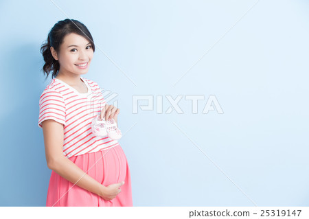 pregnant woman take shoes pregnant woman take shoes 25319147
