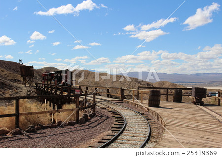 運行在廢物坑的鬼城的蒸汽機車追踪美國 運行在廢物坑的鬼城的蒸汽機車追踪美國 25319369