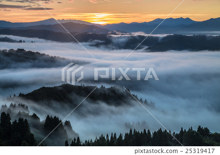 Yamakoshi, Nagaoka City, Niigata Prefecture Ooyukai and Morning glow Satoyama Yamakoshi, Nagaoka City, Niigata Prefecture Ooyukai and Morning glow Satoyama 25319417