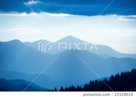 Blue mountains at sunset 25320019