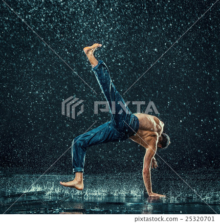 The male break dancer in water. 25320701