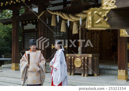 普林斯和一個在區內交談的女祭司 普林斯和一個在區內交談的女祭司 25321554
