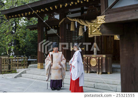 普林斯和一個在區內交談的女祭司 25321555