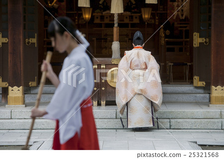 A priestess cleaning the precincts A priestess cleaning the precincts 25321568