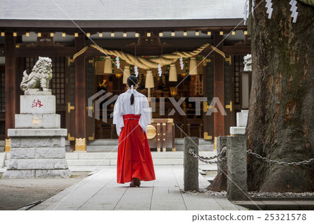 The back of the shrine maiden walking in the precincts The back of the shrine maiden walking in the precincts 25321578