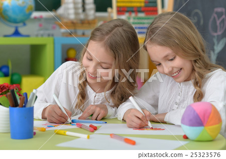 girls  on lesson of art 25323576