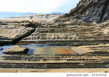 高知縣土佐清水市留下了海岸鏈岩石 高知縣土佐清水市留下了海岸鏈岩石 25324348