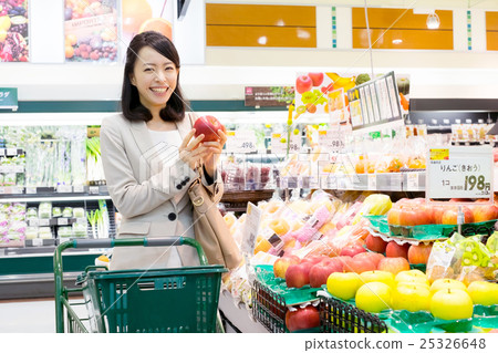 Business woman shopping at supermarket Business woman shopping at supermarket 25326648